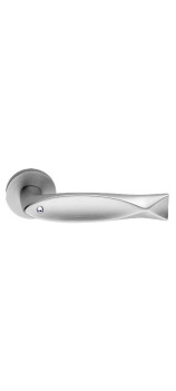 Дверная ручка LINEA CALI на круглой розетке FISH CRYSTAL 700 RO 023 CS хром матовый